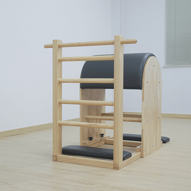 Design in pelle a botte con scala per pilates in legno di quercia