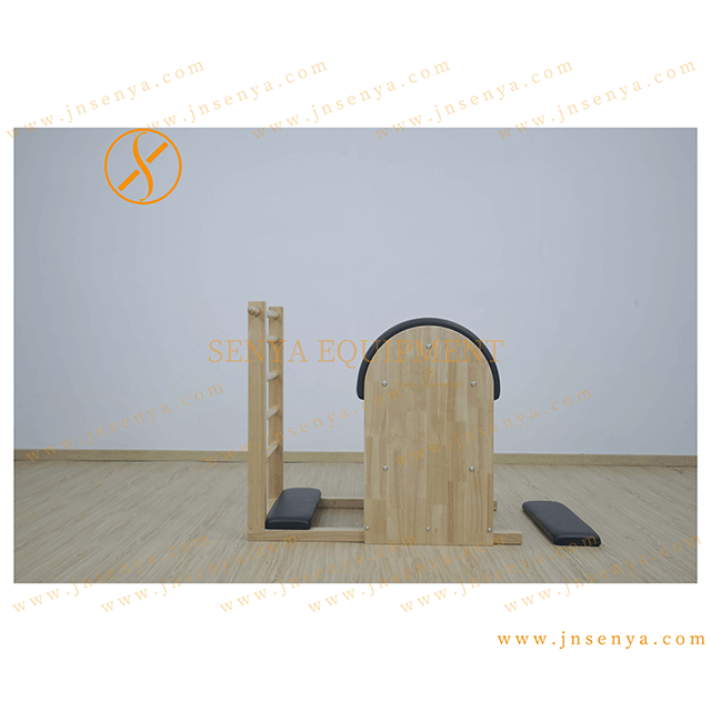 Design in pelle a botte con scala per pilates in legno di quercia